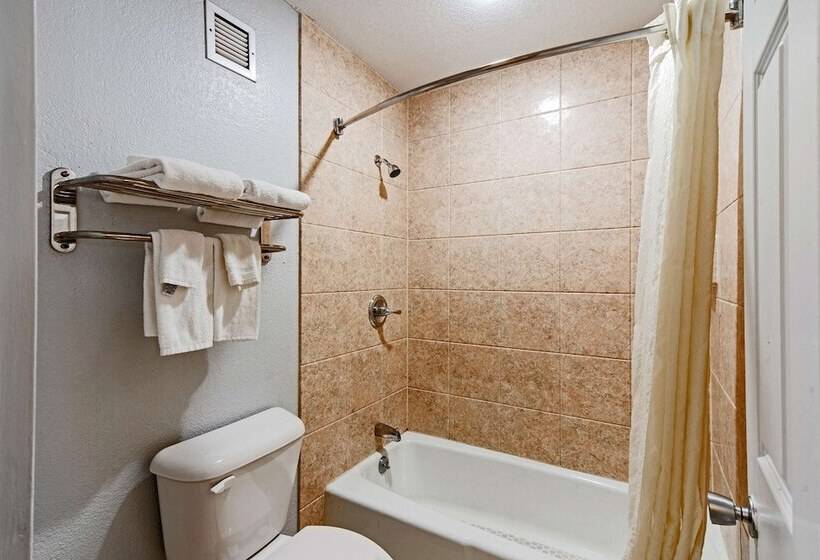 سوییت, Econo Lodge Inn & Suites Near Bricktown