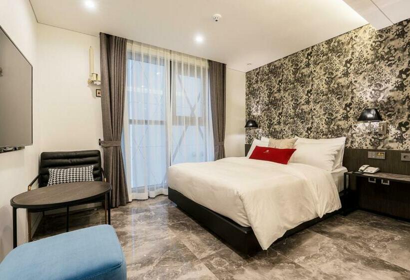 Quarto Estandar, The May Jongno