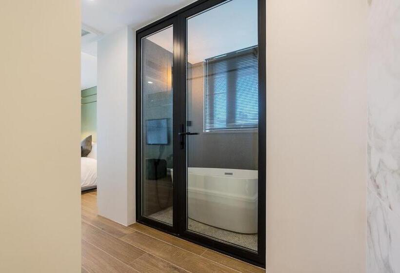 Quarto Estandar, The May Jongno