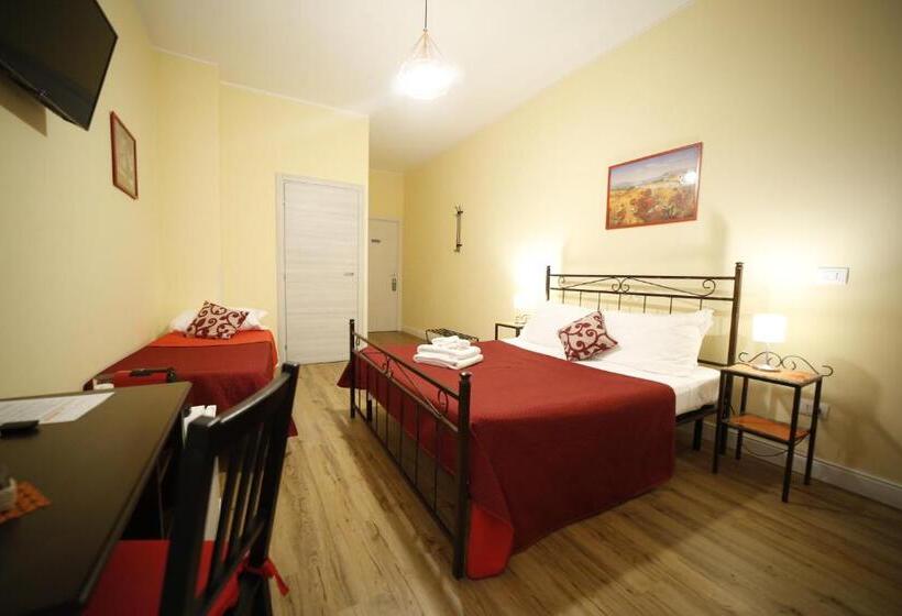 اتاق استاندارد سه تخته با بالکن, Al Quadrato D Oro Rooms