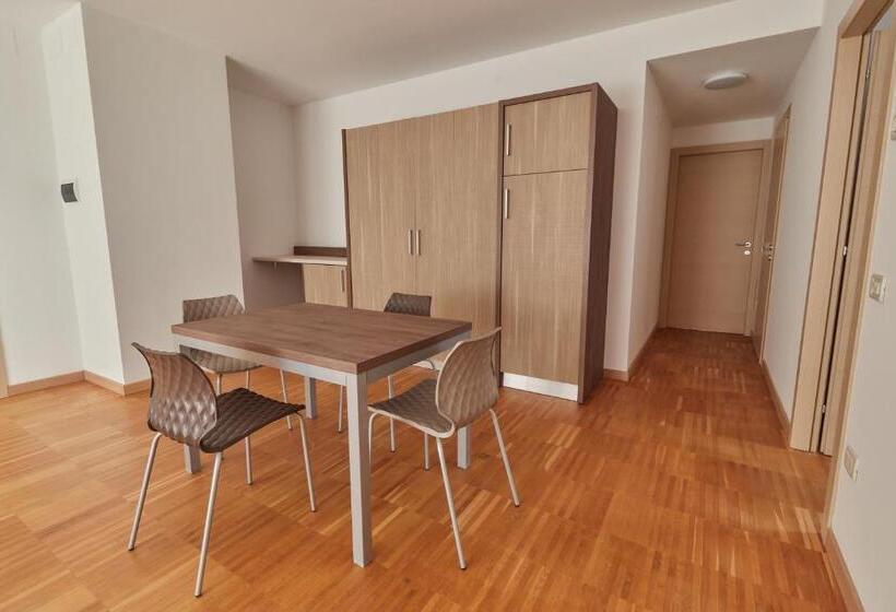带1个卧室的带阳台的公寓, Piazza Lira Schio Residence