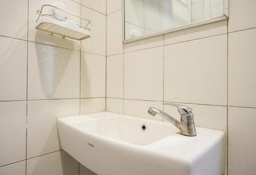 Номер Стандарт, Reddoorz Plus Near Kawasan Sam Poo Kong Semarang