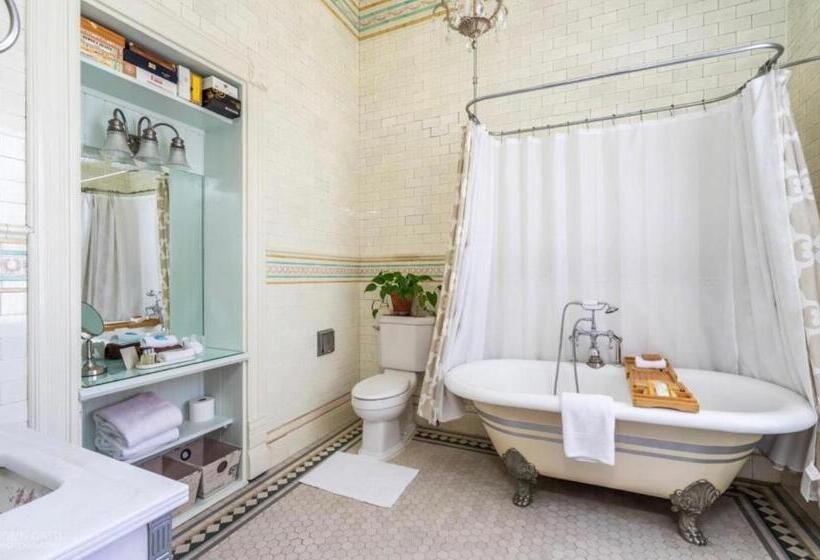 Номер Deluxe, Burke Mansion