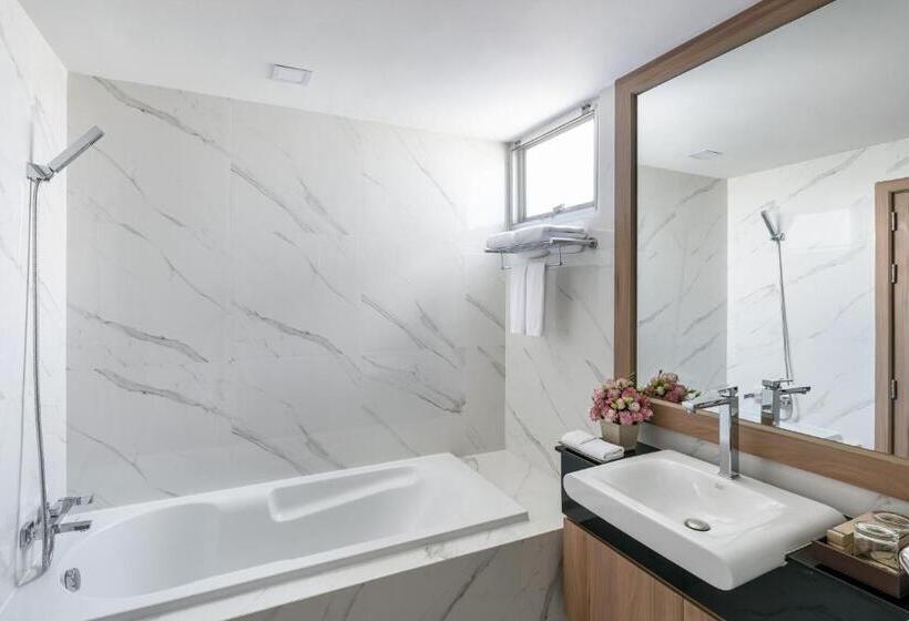 سوییت جونیور, Adelphi Grande Sukhumvit