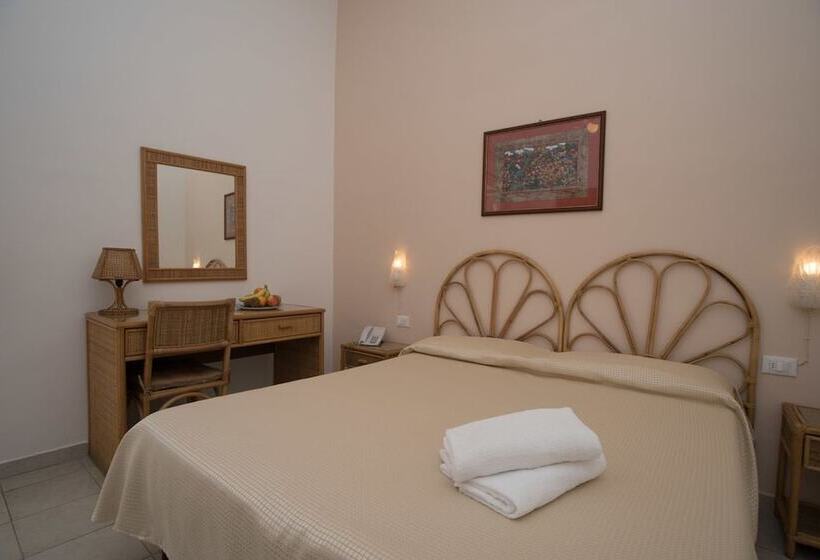 اتاق استاندارد سه نفره, Il Nespolo