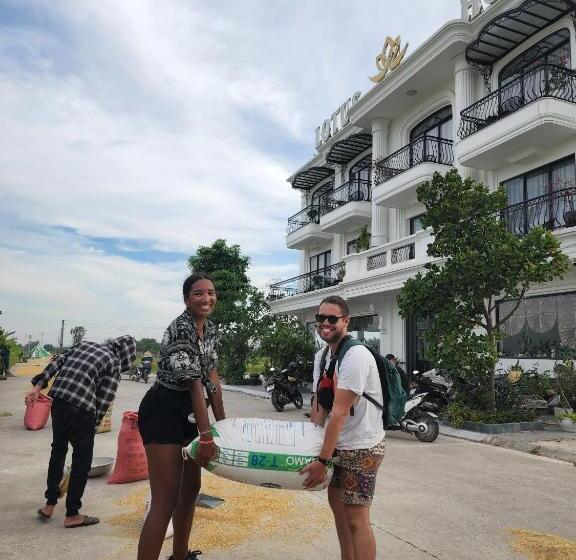 اتاق استاندارد با چشم‌انداز استخر, Lotus Hotel Ninh Bình