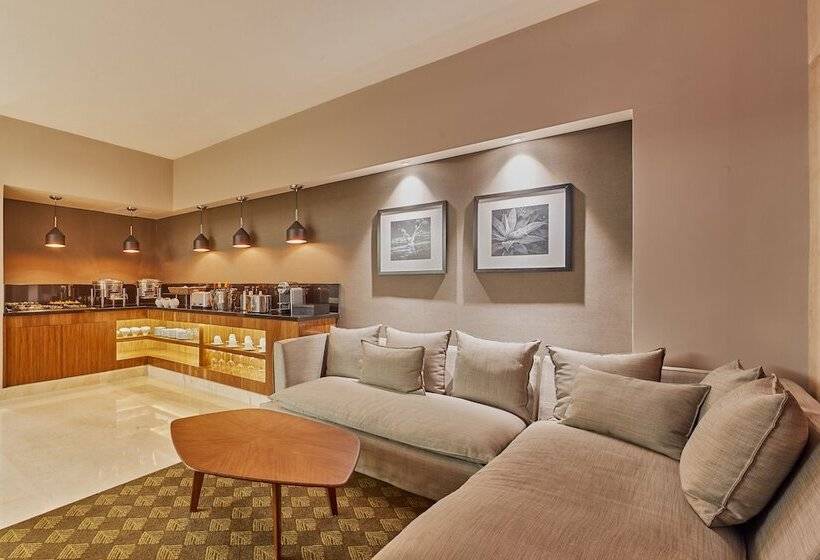 Club Room King Bed, Grand Fiesta Americana Guadalajara Country Club