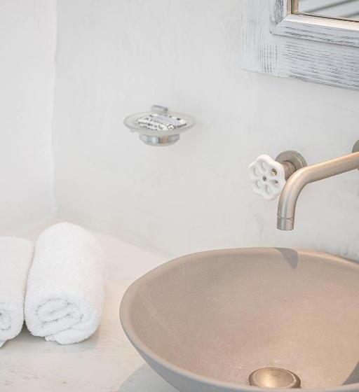 سوئیت با چشم‌انداز, On The Rocks   Small Luxury Hotels Of The World