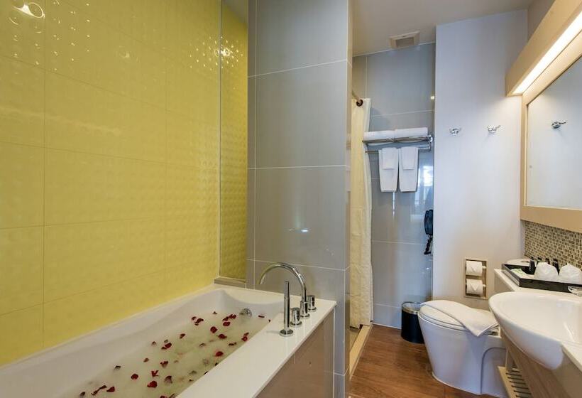 اتاق استاندارد با چشم‌انداز استخر, Holiday Ao Nang Beach Resort, Krabi