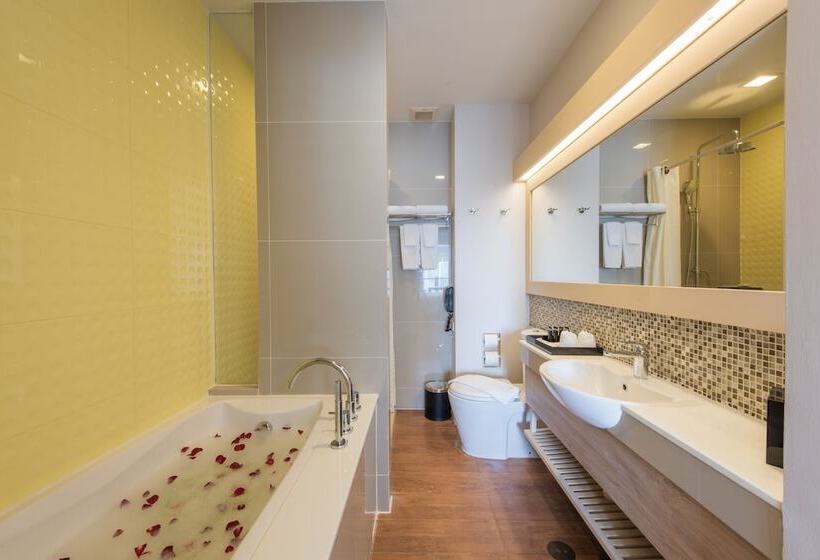 اتاق لوکس, Holiday Ao Nang Beach Resort, Krabi