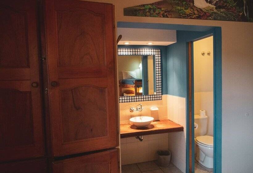 Bed in Shared Room with Shared Bathroom, America Del Sur Calafate Hostel