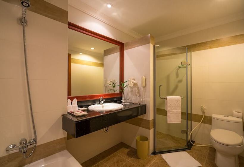 اتاق لوکس با چشم‌انداز استخر, Angkor Miracle Resort & Spa