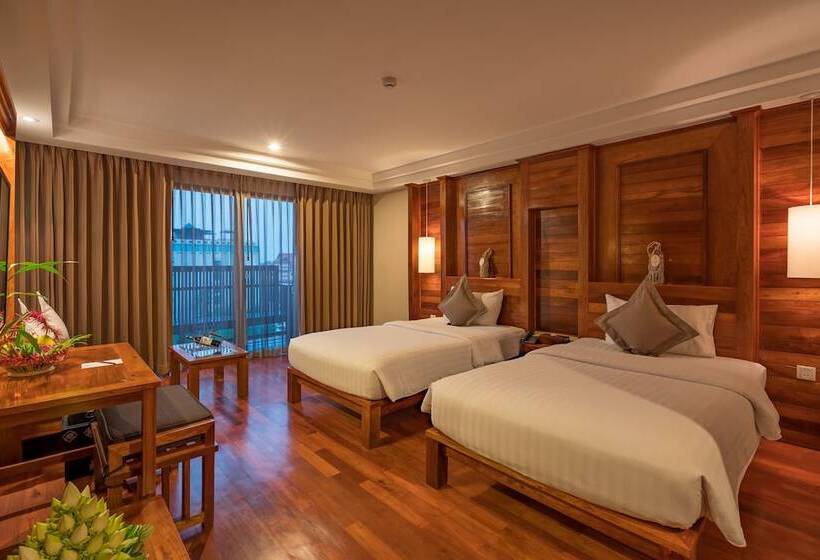 اتاق لوکس با چشم‌انداز استخر, Angkor Miracle Resort & Spa