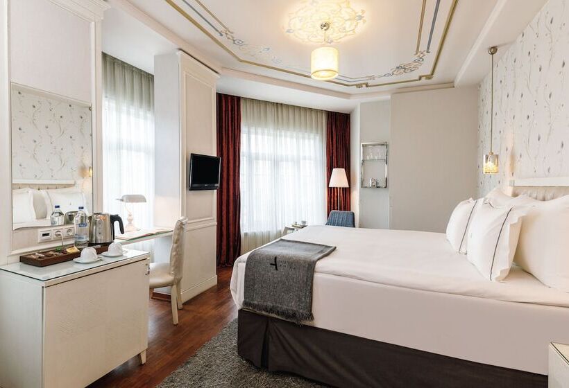 اتاق خانوادگی, Amira Istanbul