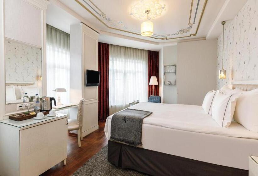 اتاق خانوادگی, Amira Istanbul