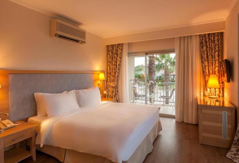 Полулюкс Вид на Бассейн, Radisson Blu Resort & Spa Cesme