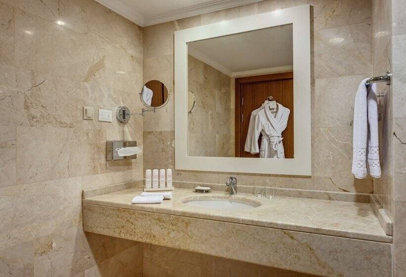 Полулюкс Вид на Бассейн, Radisson Blu Resort & Spa Cesme