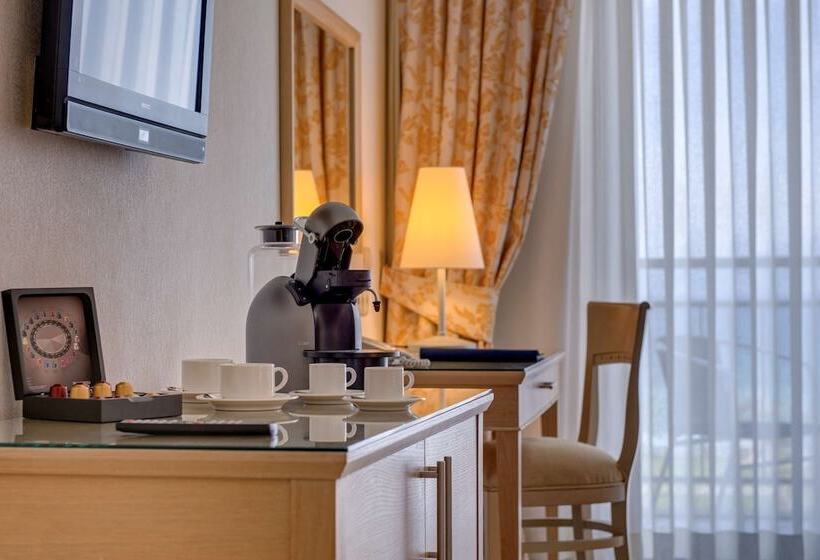 Полулюкс Вид на Бассейн, Radisson Blu Resort & Spa Cesme