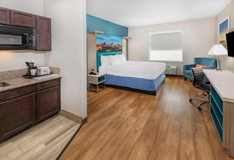 带大床的复式套间, Days Inn & Suites By Wyndham San Antonio Near Frost Bank Center