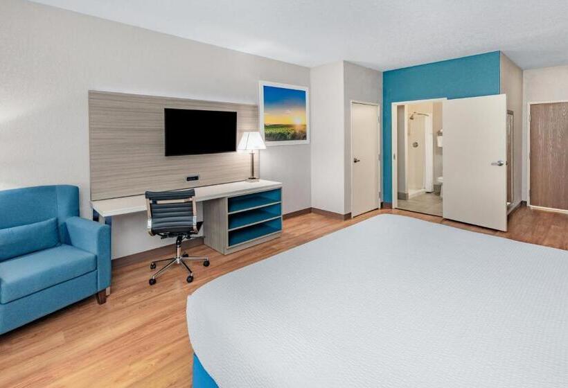 适合残疾人士使用的带超级大床的标准间, Days Inn & Suites By Wyndham San Antonio Near Frost Bank Center