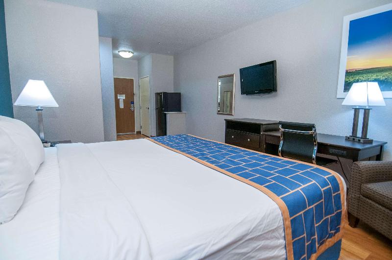 带大床的标准间, Days Inn & Suites By Wyndham San Antonio Near Frost Bank Center