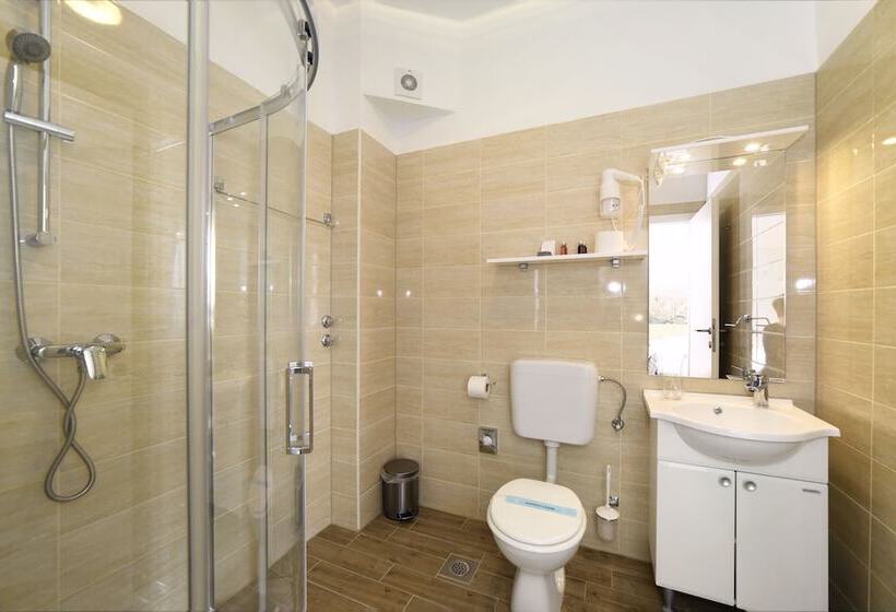اتاق استاندارد سه نفره, Orient Zagreb