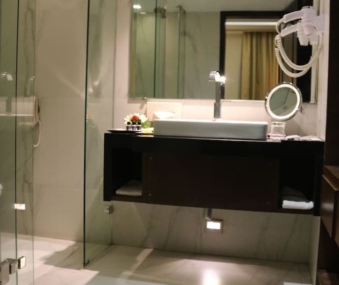 Люкс Повышенной Комфортности, Royal Orchid Golden Suites Pune