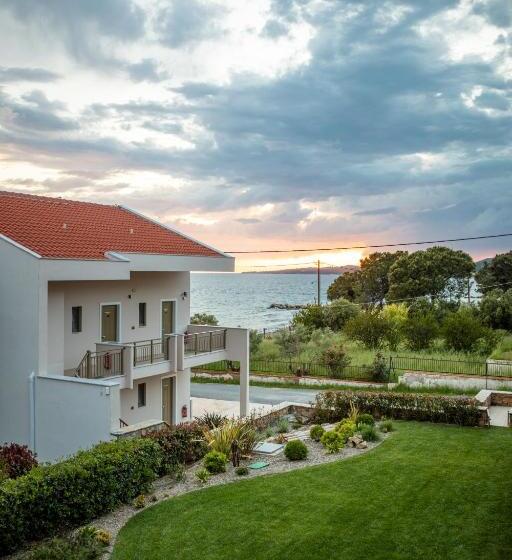 Полулюкс, Royalty Suites Seaside