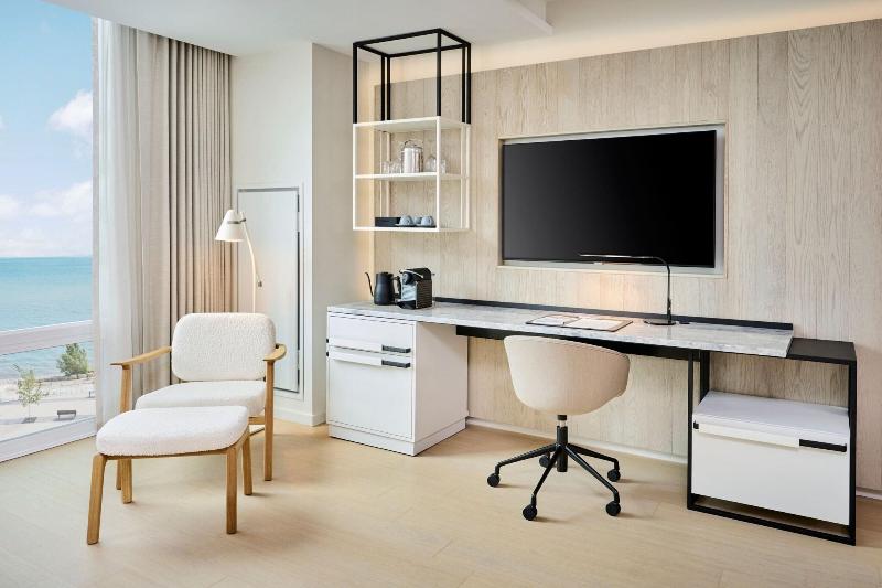 带大床的标准工作室, The Pearle Hotel & Spa, Autograph Collection