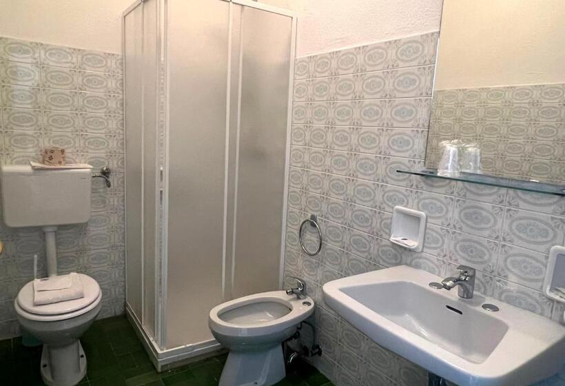 Economy Triple Room, Tea  Praia A Mare