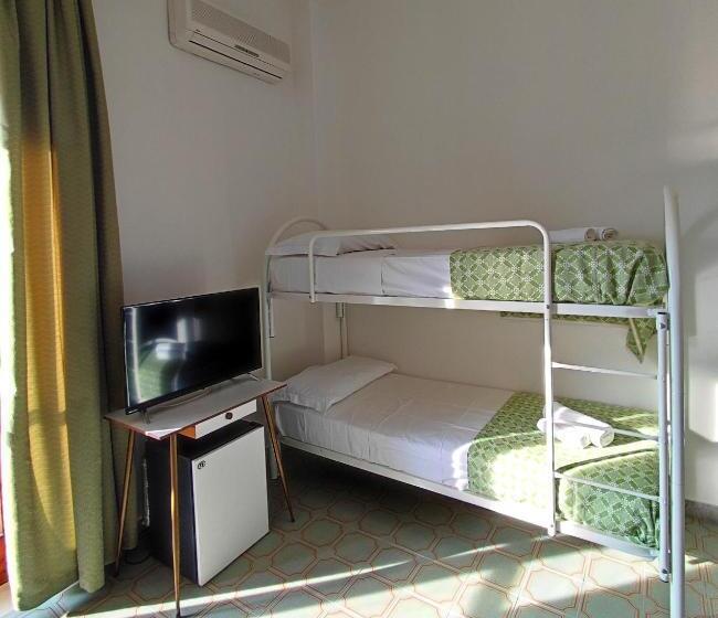 اتاق استاندارد چهارنفره با بالکن, Tea  Praia A Mare