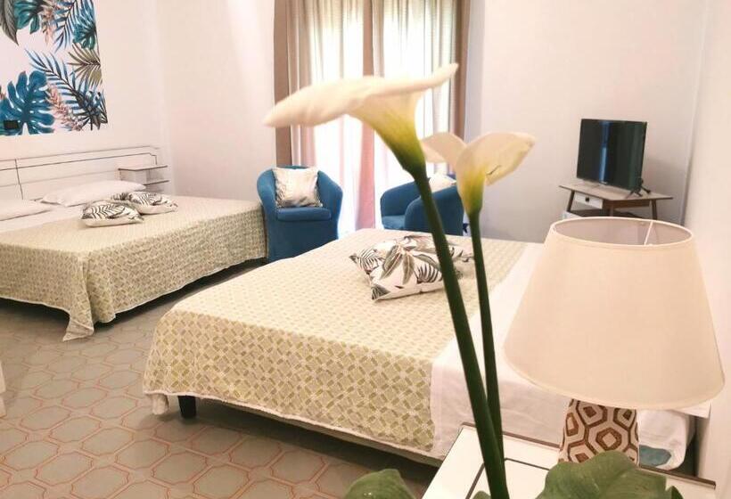 اتاق استاندارد چهارنفره با بالکن, Tea  Praia A Mare