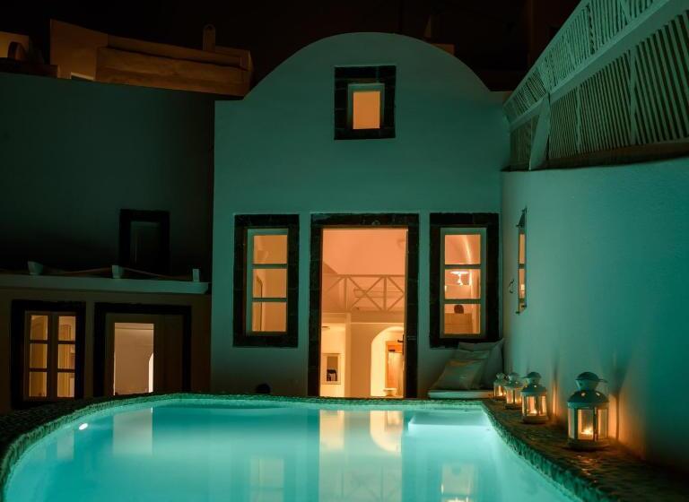 ویلای 1 خوابه, Above Blue Suites