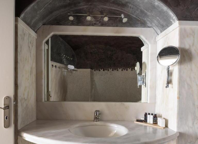 ویلای 1 خوابه, Above Blue Suites