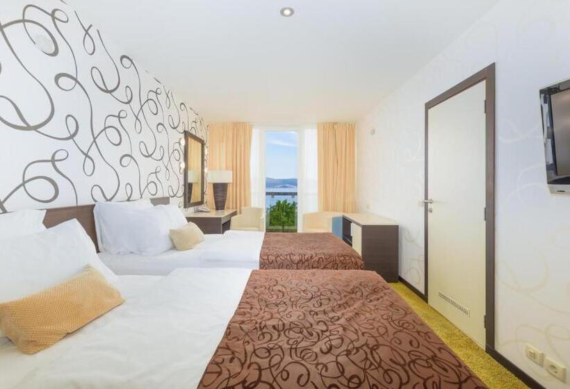 اتاق استاندارد با تخت دوبل و چشم‌انداز دریا, Grand Novi Vinodolski Resort