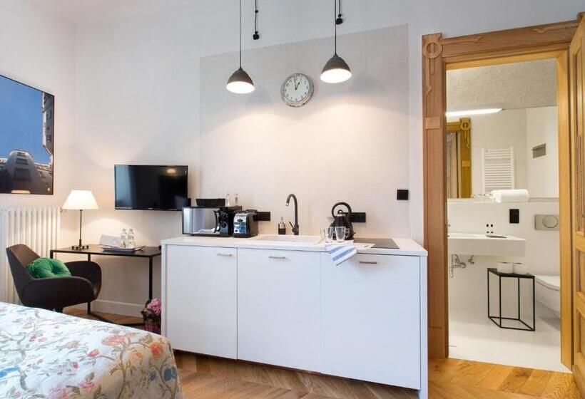 Студия Стандарт, Antique Apartments Plac Szczepański