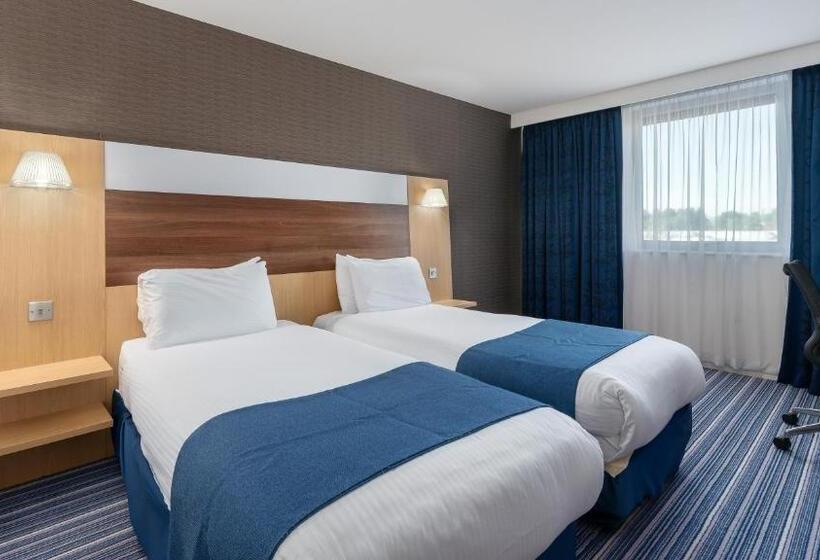 Номер Стандарт Адаптированный для Инвалидов, Holiday Inn Express Leigh   Sports Village, An Ihg