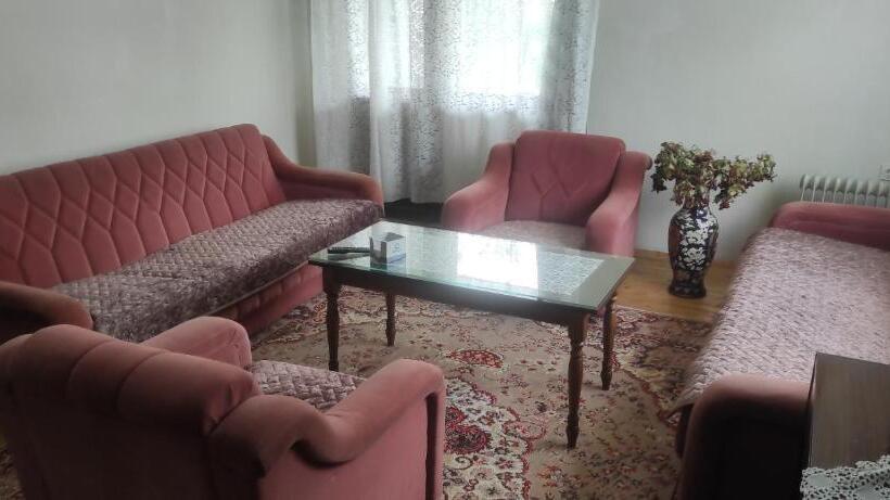 اتاق استاندارد با چشم‌انداز باغ, 202