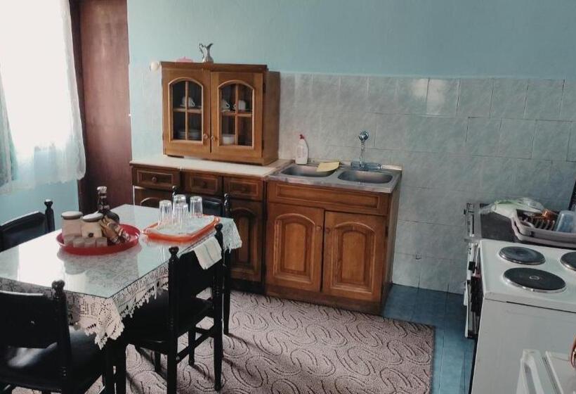 اتاق یک تخته با چشم‌انداز باغ, 202