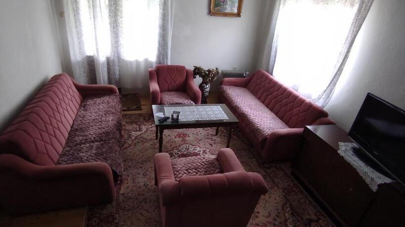 اتاق یک تخته با چشم‌انداز باغ, 202