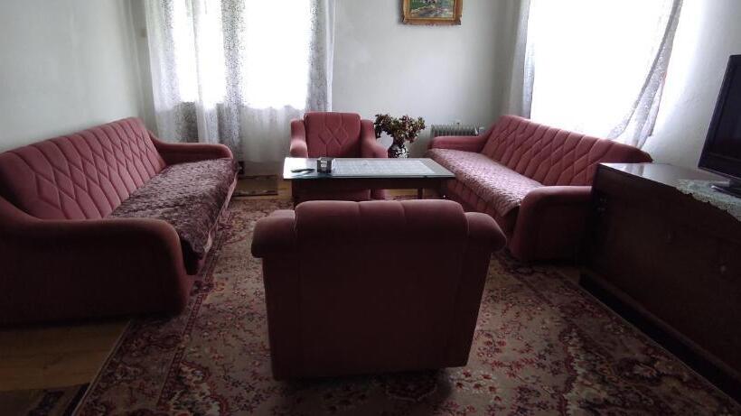 اتاق یک تخته با چشم‌انداز باغ, 202