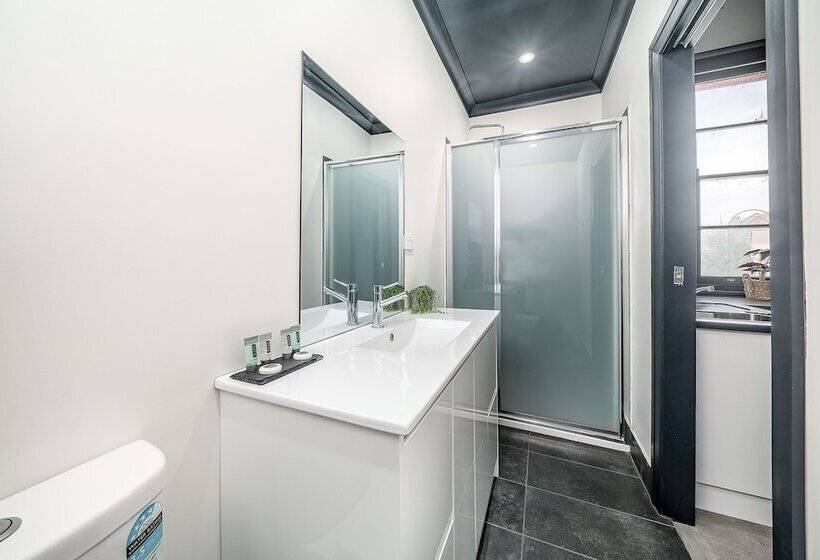 패밀리 스튜디오, Romano S Hotel & Suites Wagga Wagga
