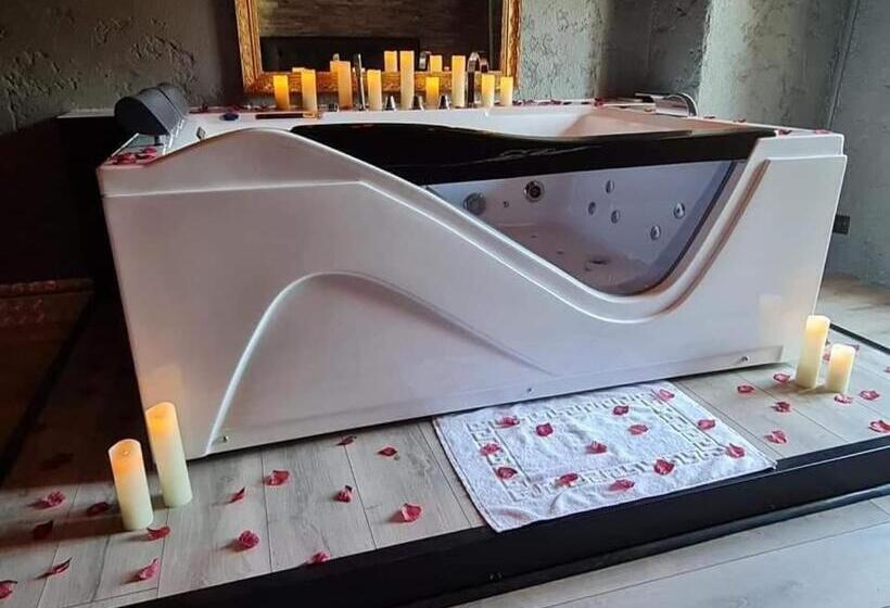 اتاق استاندارد با وان آب گرم, Le Grand Moulin Des Tanneurs B&b Et Love Room