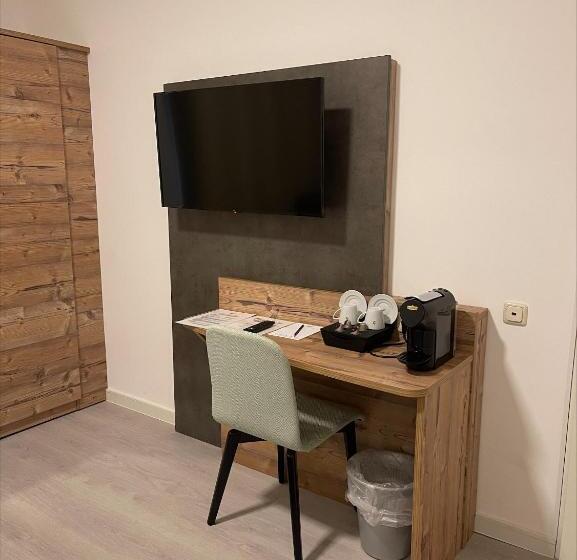 Номер Deluxe, Mintarder Wasserbahnhof