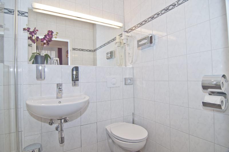 اتاق اکونومی, West An Der Bockenheimer Warte