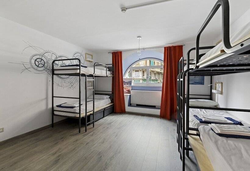 تختخواب در اتاق مشترک, Ostello Bello Genova