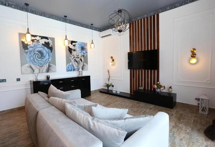 آپارتمان 1 خوابه با چشم‌انداز استخر, Villa Bonapart