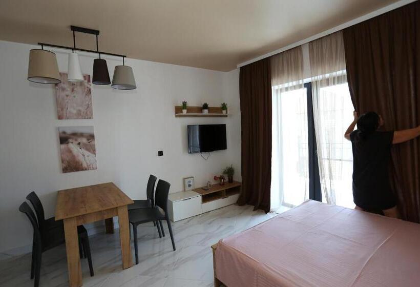 1 Bedroom Apartment Lake View, Villa Bonapart