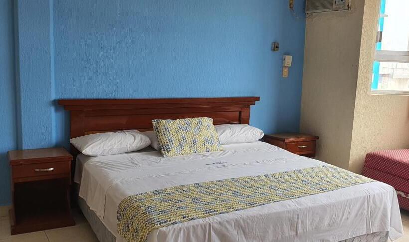 스탠다드 룸 킹사이즈 침대, Dorado A Una Calle De Playa Regatas Y El Malecon