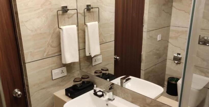 이그제큐티브 룸 킹사이즈 침대, Fezinn Hotel   Best Wayanad Hotel In 2024
